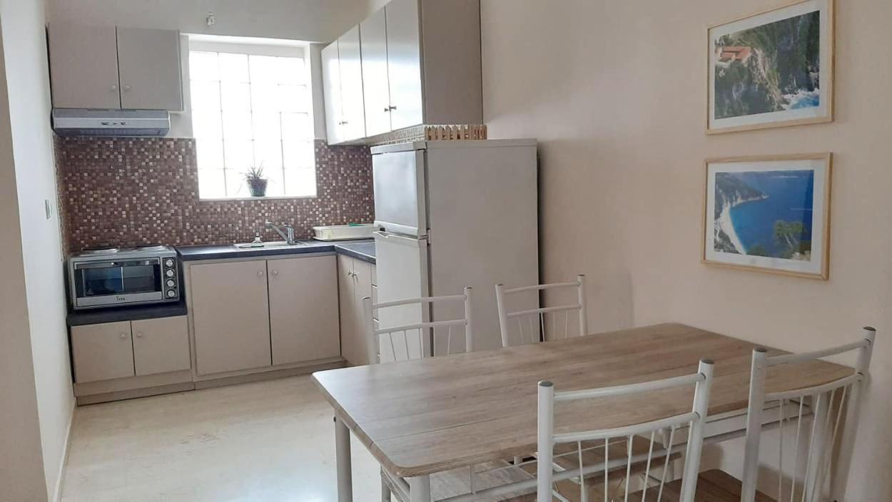 Tasias Apartments Ликсури Экстерьер фото